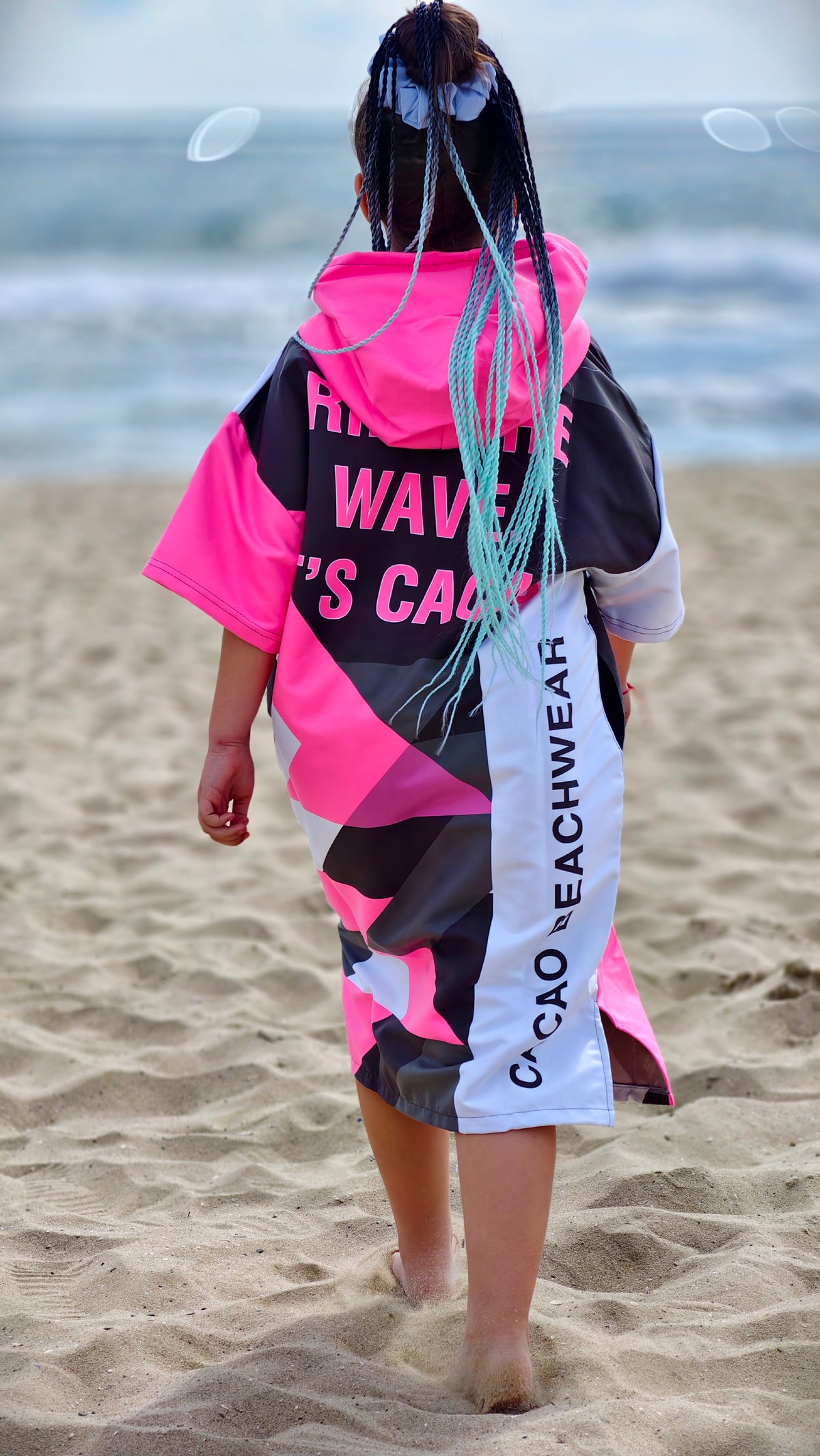 Solar Vibes Pink Kinder-Strandponcho NanoDry Ultra™ Handtuch für Mädchen mit Kapuze, Reißverschluss und Taschen – CACAO Beachwear™
