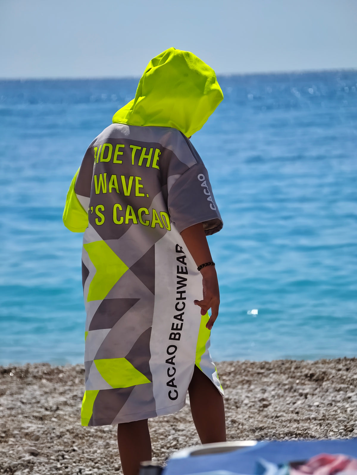 Solar Vibes Kinder-Strandponcho-Handtuch für Jungen mit Kapuze, Reißverschluss und Taschen – CACAO Beachwear™
