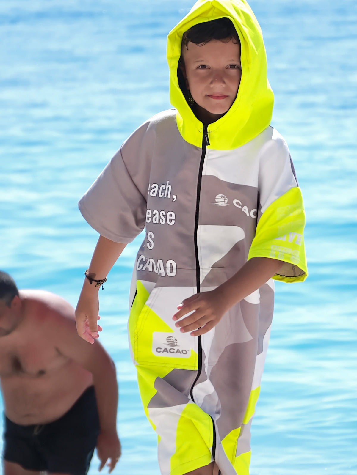 Solar Vibes Kinder-Strandponcho-Handtuch für Jungen mit Kapuze, Reißverschluss und Taschen – CACAO Beachwear™
