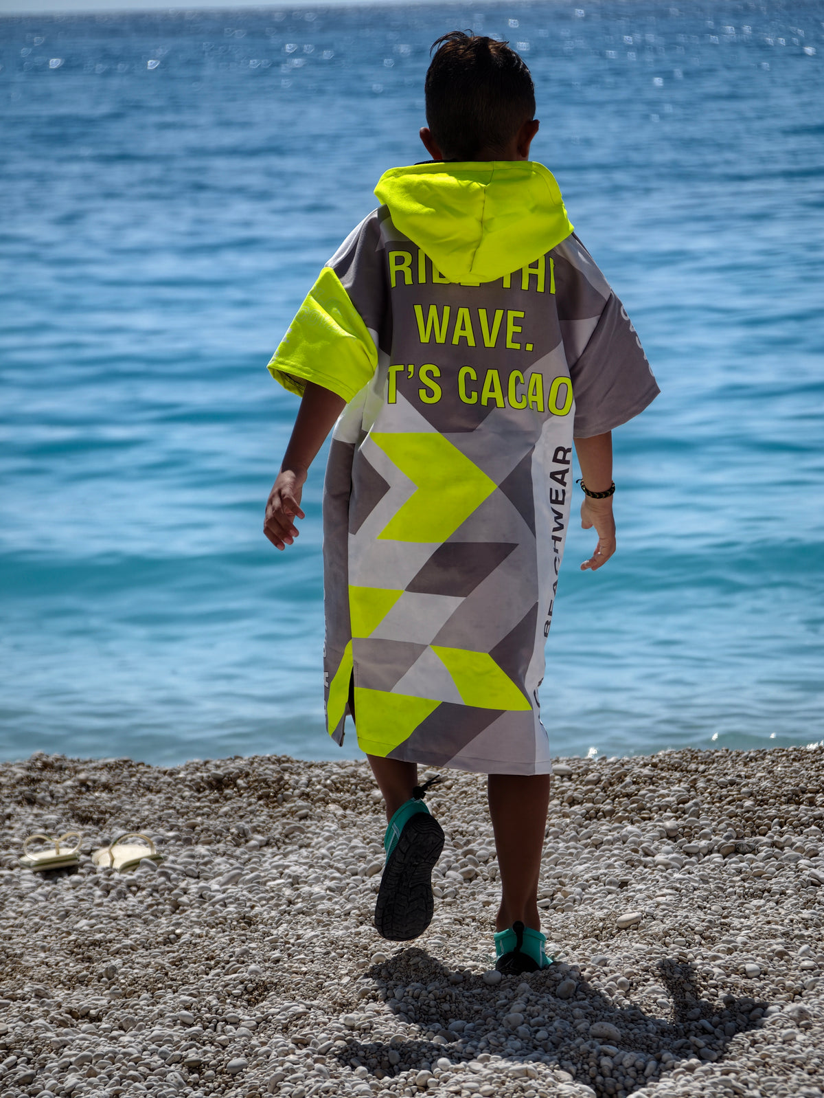 Solar Vibes Kinder-Strandponcho-Handtuch für Jungen mit Kapuze, Reißverschluss und Taschen – CACAO Beachwear™
