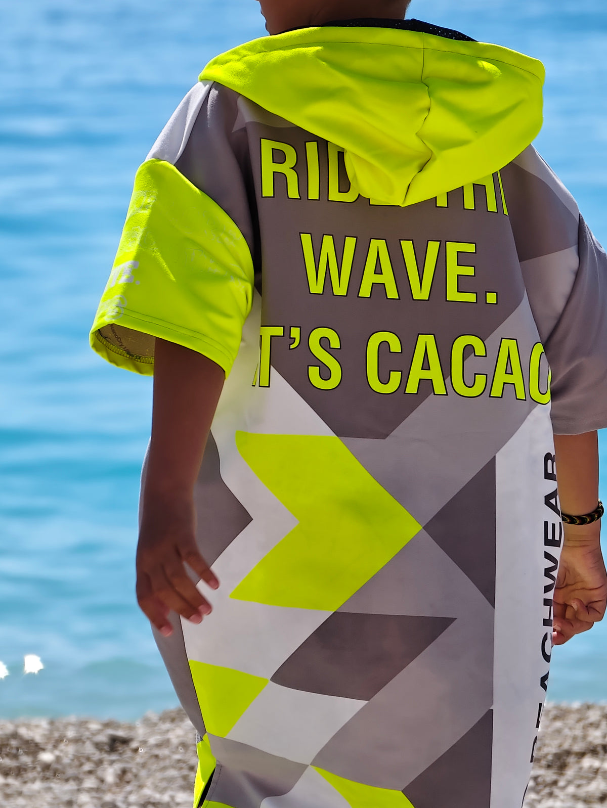 Solar Vibes Kinder-Strandponcho-Handtuch für Jungen mit Kapuze, Reißverschluss und Taschen – CACAO Beachwear™
