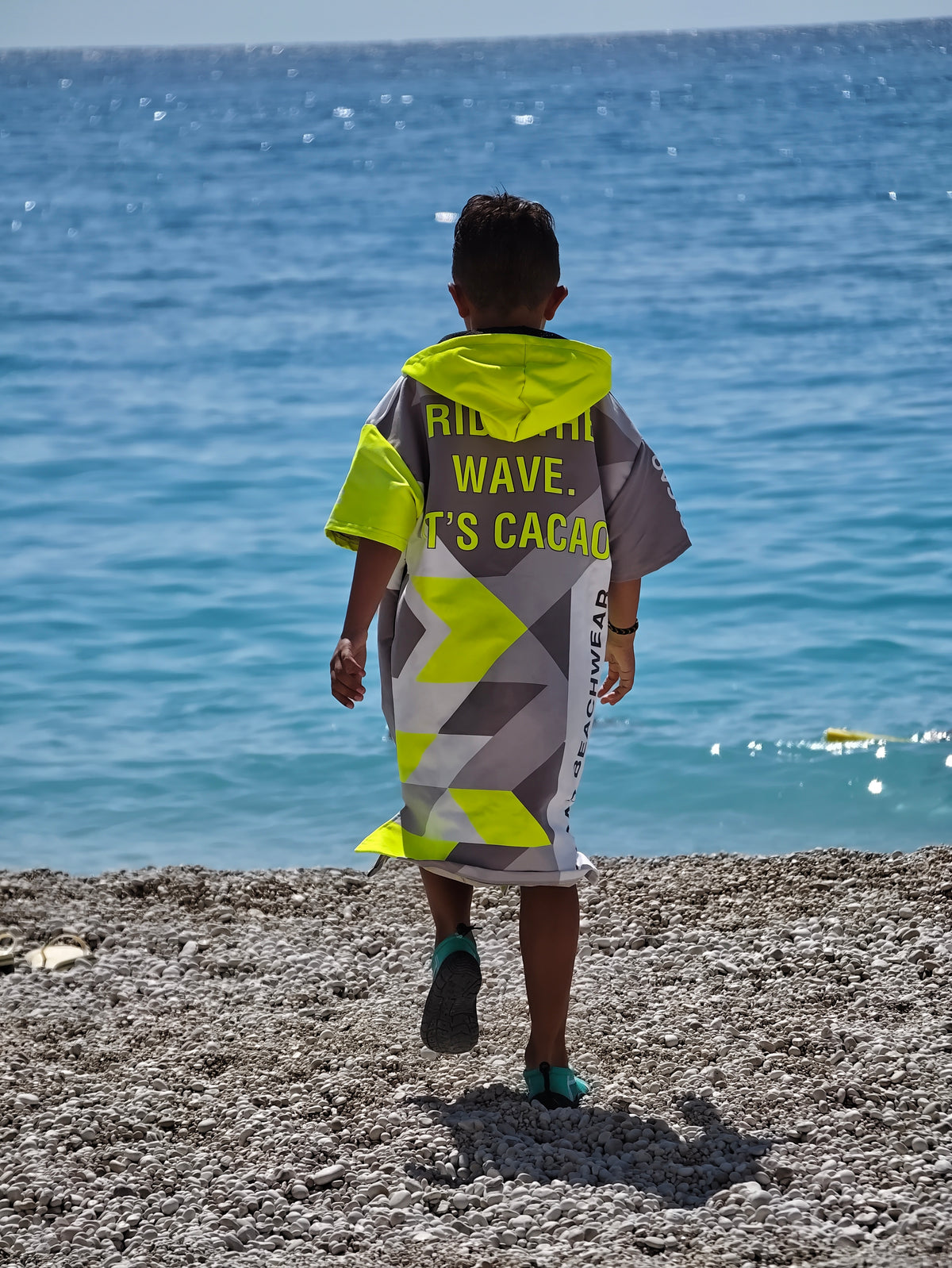 Solar Vibes Kinder-Strandponcho-Handtuch für Jungen mit Kapuze, Reißverschluss und Taschen – CACAO Beachwear™
