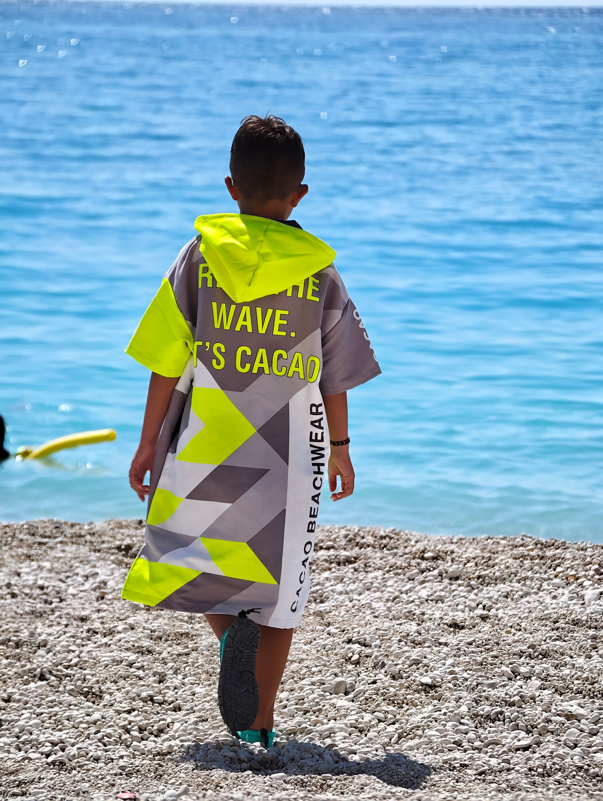 Solar Vibes Kinder-Strandponcho-Handtuch für Jungen mit Kapuze, Reißverschluss und Taschen – CACAO Beachwear™
