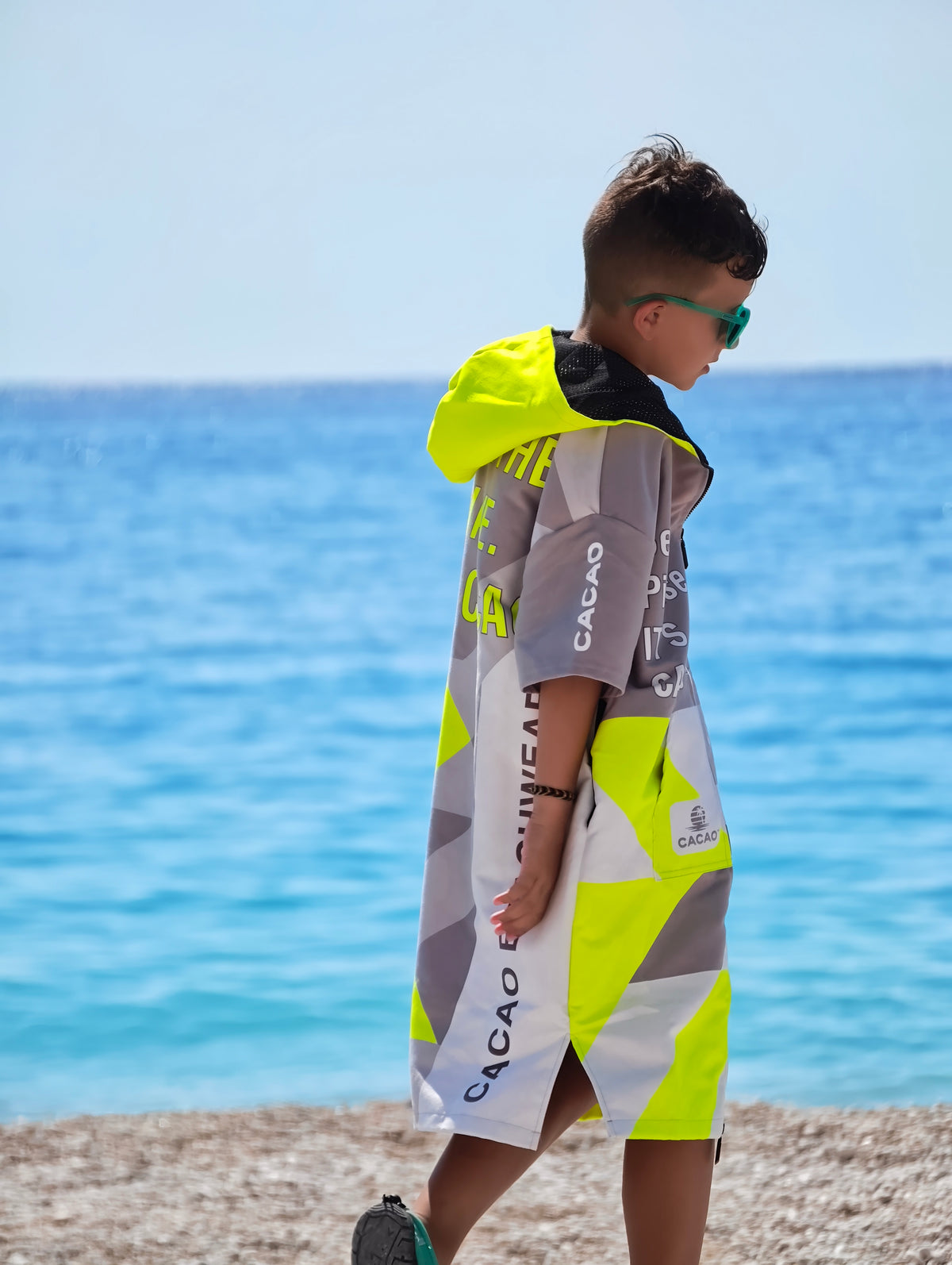 Solar Vibes Kinder-Strandponcho-Handtuch für Jungen mit Kapuze, Reißverschluss und Taschen – CACAO Beachwear™

