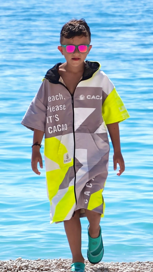 Solar Vibes Kinder-Strandponcho-Handtuch für Jungen mit Kapuze, Reißverschluss und Taschen – CACAO Beachwear™
