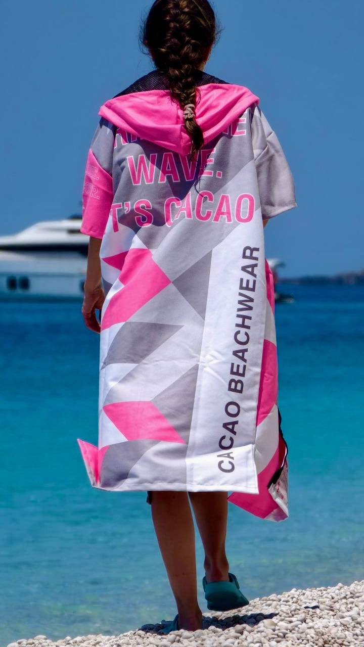 Solar Vibes Pink Damen-Strandponcho-NanoDry Ultra™-Handtuch mit Kapuze, Reißverschluss und Taschen – CACAO Beachwear™
