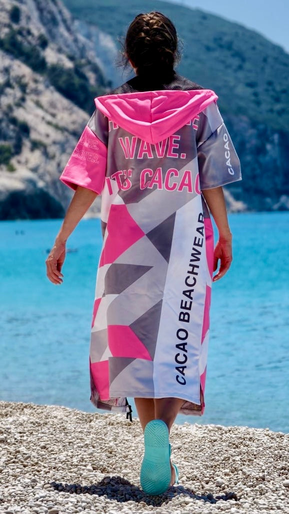 Solar Vibes Pink Damen-Strandponcho-NanoDry Ultra™-Handtuch mit Kapuze, Reißverschluss und Taschen – CACAO Beachwear™
