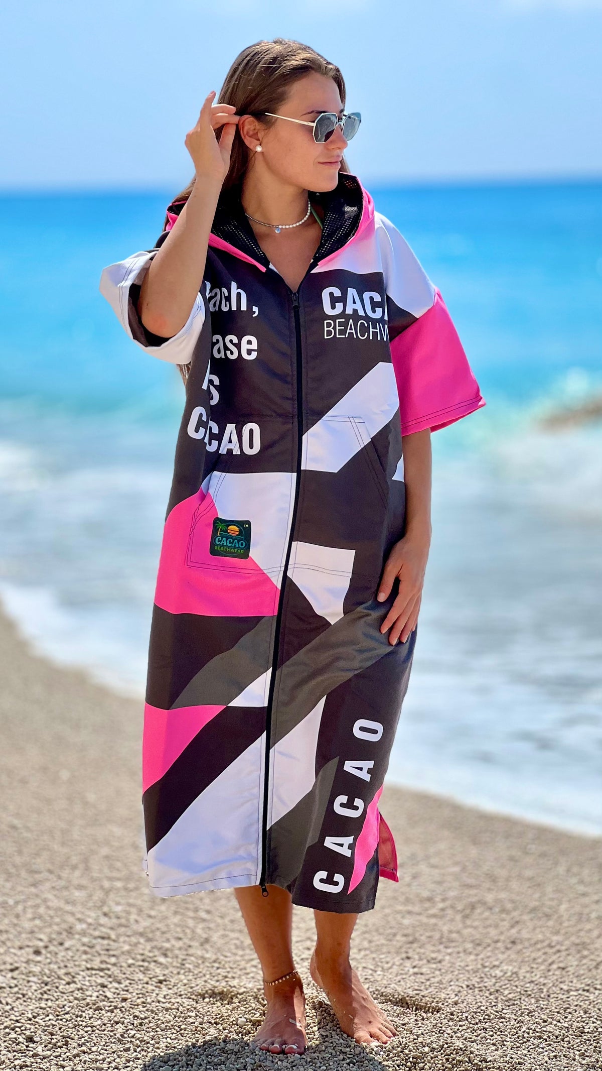 Solar Vibes Pink Damen-Strandponcho-NanoDry Ultra™-Handtuch mit Kapuze, Reißverschluss und Taschen – CACAO Beachwear™
