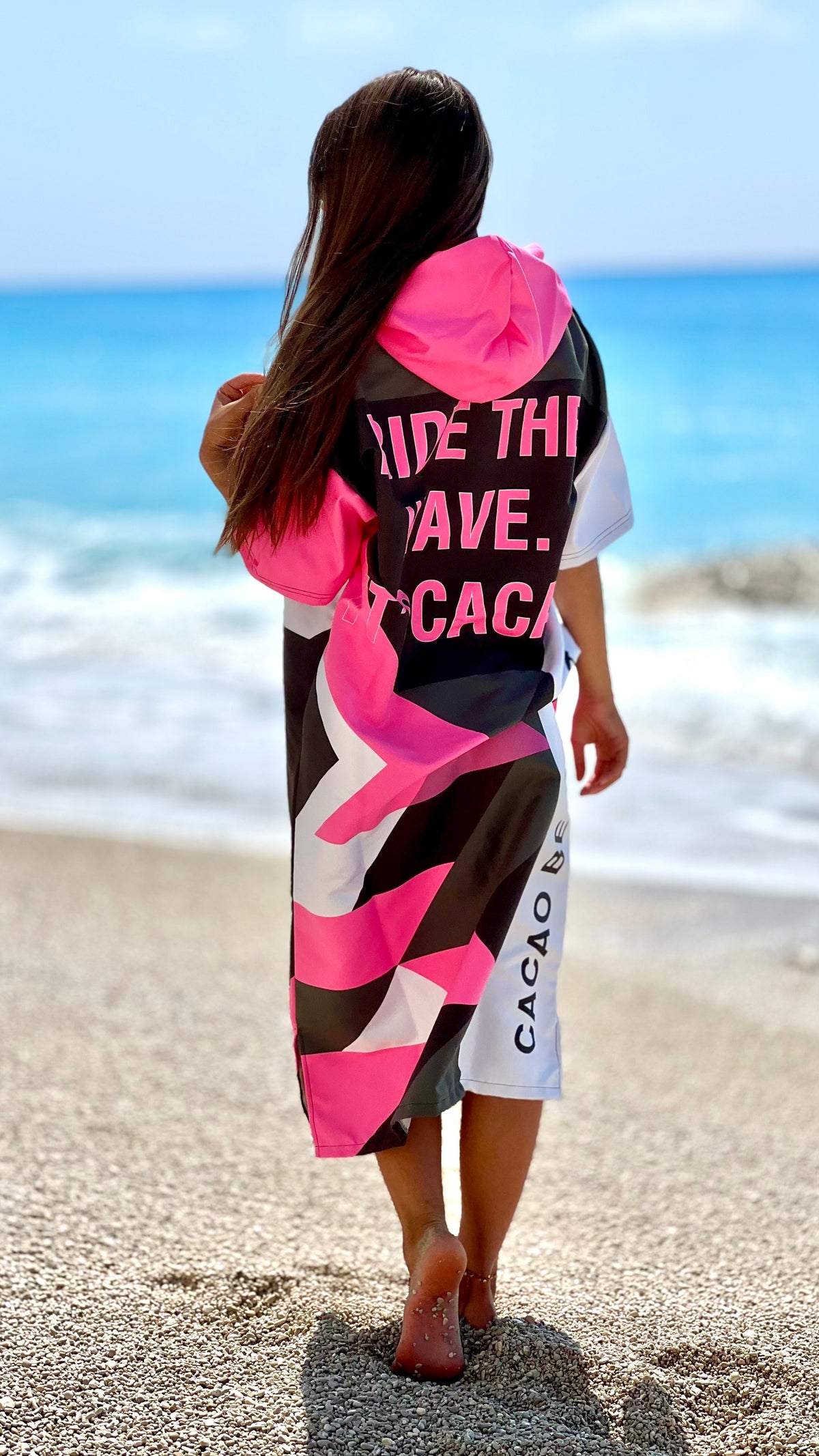 Solar Vibes Pink Damen-Strandponcho-NanoDry Ultra™-Handtuch mit Kapuze, Reißverschluss und Taschen – CACAO Beachwear™
