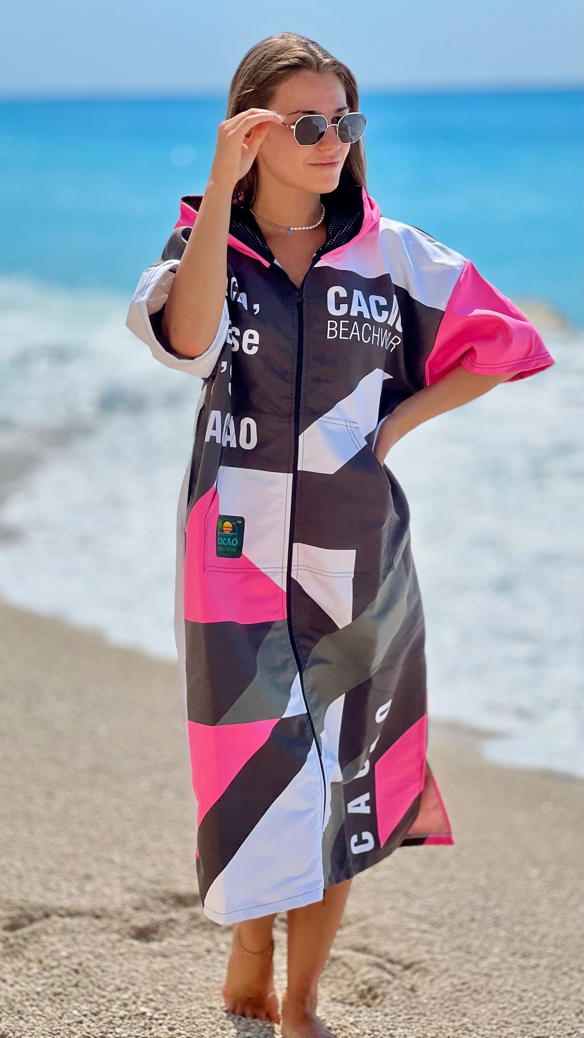 Solar Vibes Pink Damen-Strandponcho-NanoDry Ultra™-Handtuch mit Kapuze, Reißverschluss und Taschen – CACAO Beachwear™
