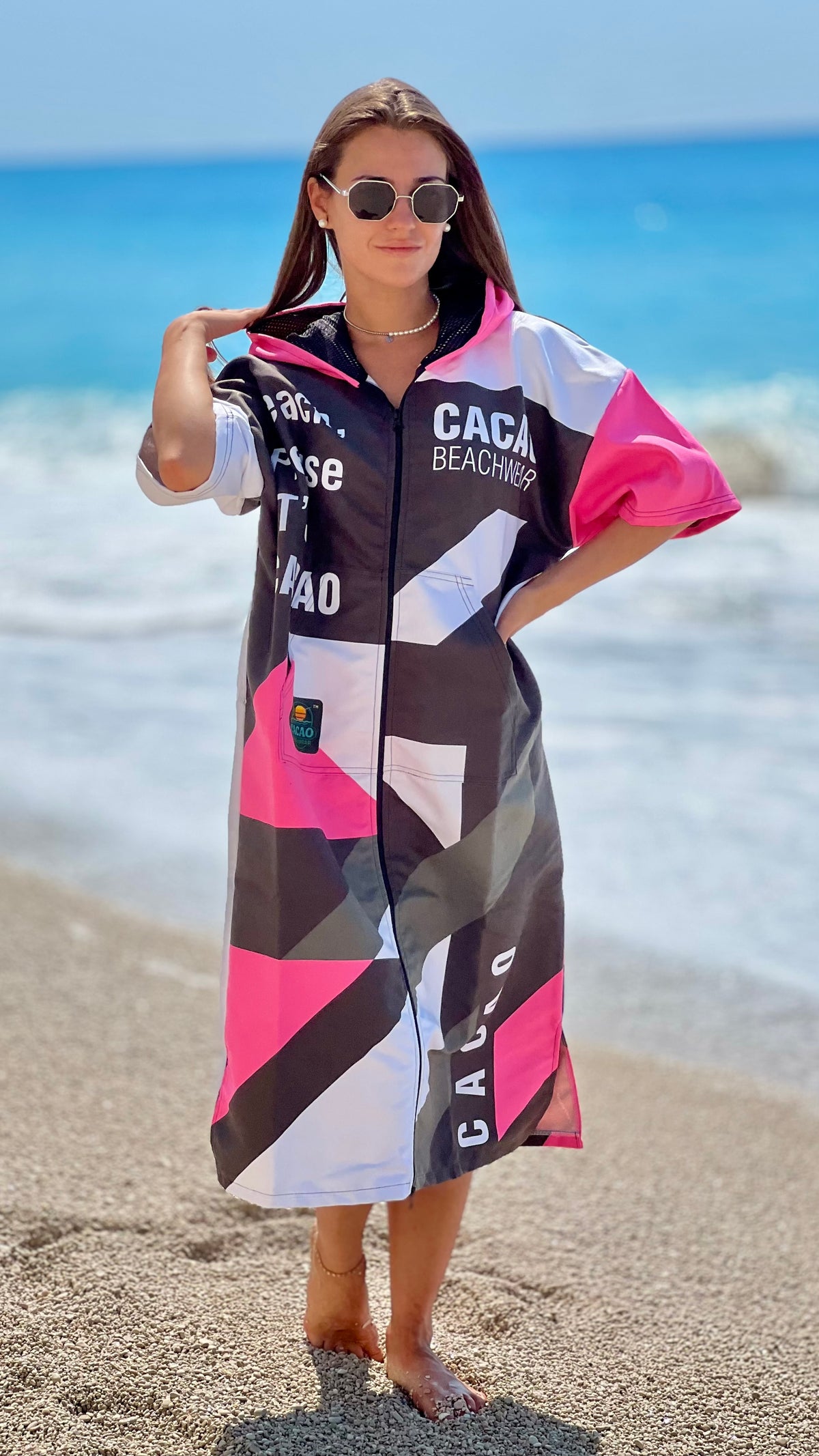 Solar Vibes Pink Damen-Strandponcho-NanoDry Ultra™-Handtuch mit Kapuze, Reißverschluss und Taschen – CACAO Beachwear™
